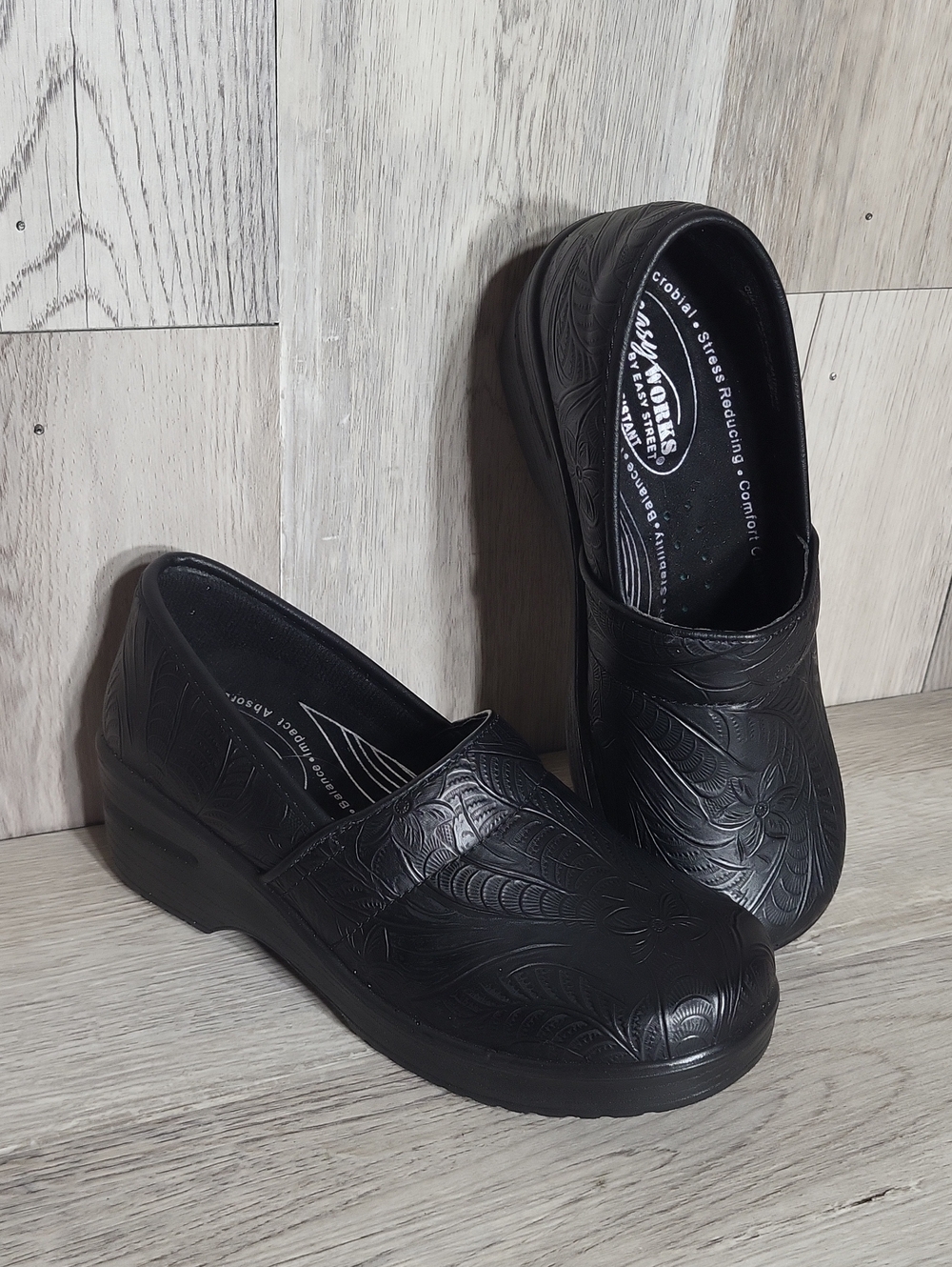 Easy Works by Easy Street Lyndee Black Embossed Floral Comfort Clogs Womens 6M